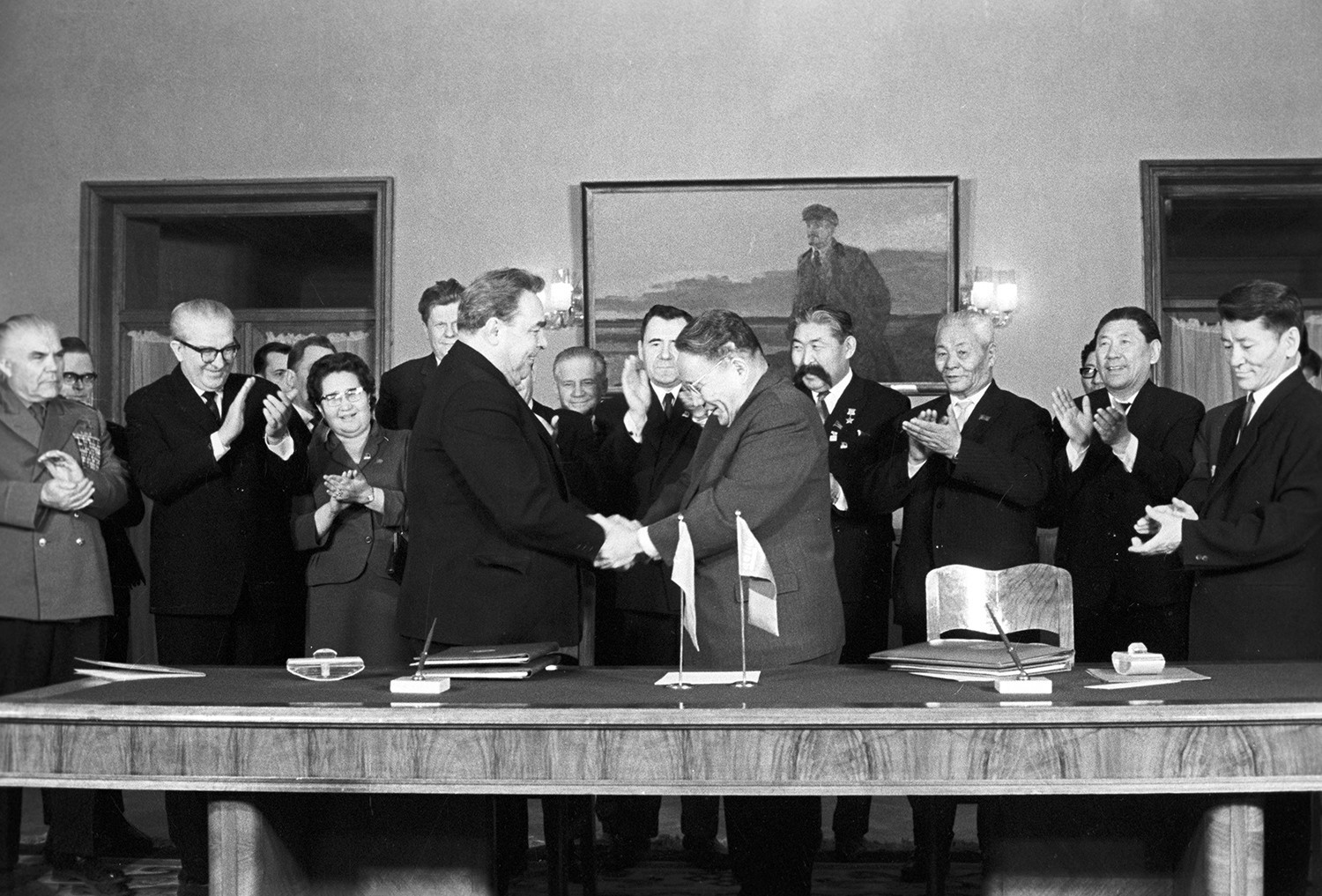 Леонид Брежнев и претседателот на советот на министри на Монголија Јумџагин Цеденбал (десно) се ракуваат по потпишувањето на Договорот за пријателство, соработка и заемна помош помеѓу СССР и Монголија во рамките на посетата на советските власти и на Комунистичката партија на Монголија.


