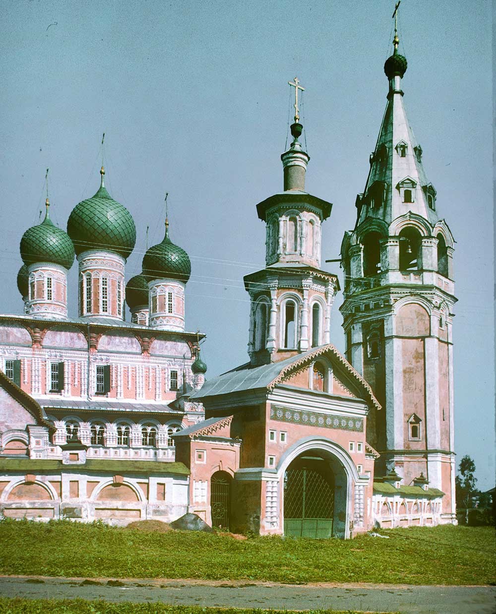 Cattedrale della Resurrezione. Vista sud con la Porta Santa e il campanile. 25 luglio 1997
