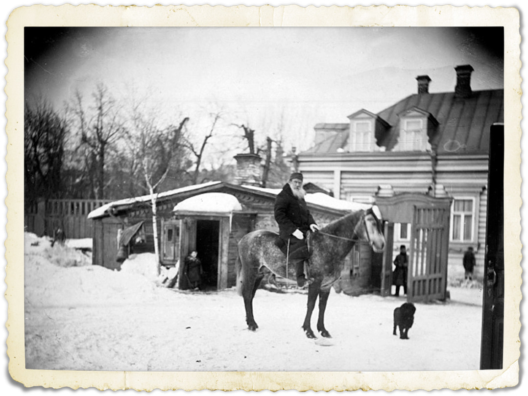 Lav Tolstoj na konju na svom moskovskom imanju. Fotografija S. A. Tolstoj. 1898. Moskva. Hamovniki.