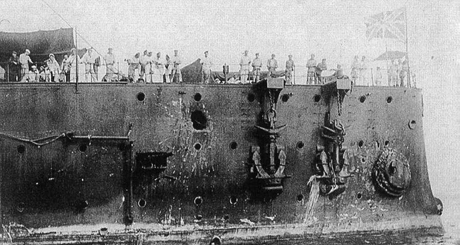 壊されたの防護巡洋艦「アヴローラ」の船首。