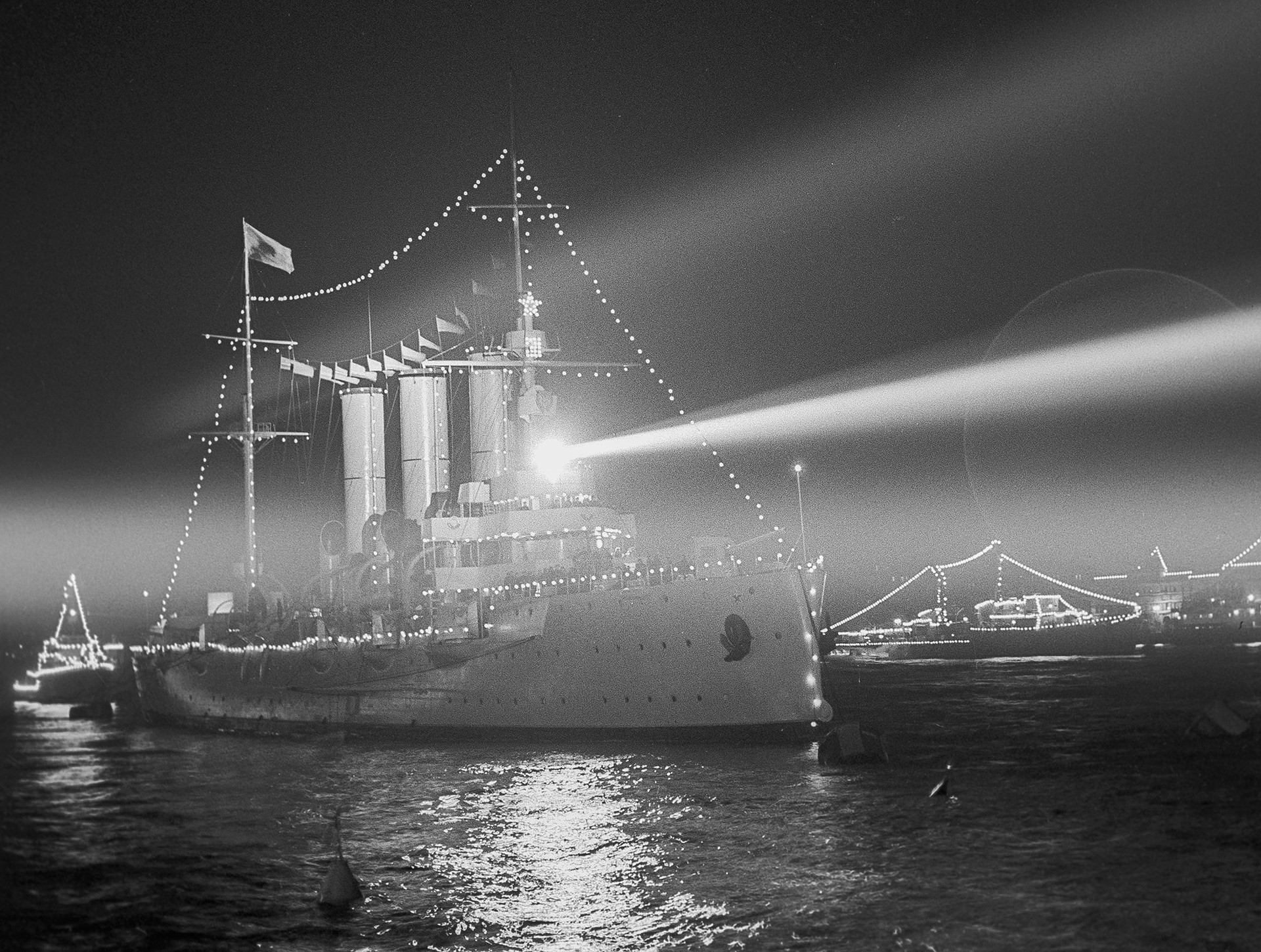 1917 年10月25日に冬の宮殿の攻撃へのサインとなった斉射を行なった場所、シュミット中尉橋付近にある巡洋艦「アヴローラ」。