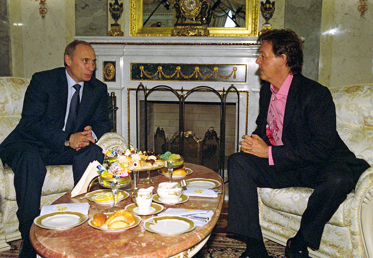 Presiden Rusia Vladimir Putin dengan mantan anggota The Beatles Paul McCartney di Kremlin, Moskow. 26 Mei 2003.