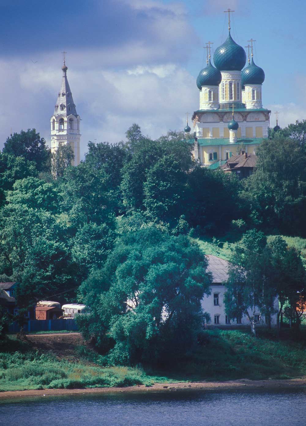Catedral de la Resurrección y campanario. Vista este desde el río Volga. 15 de julio de 2007.
