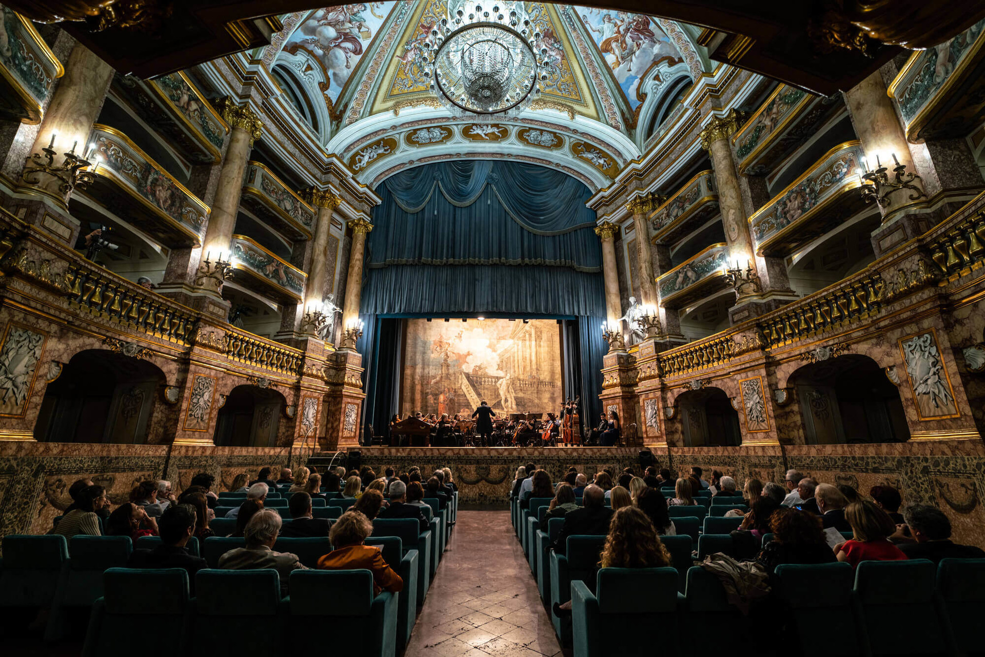 Al Real Teatro di Corte della Reggia di Caserta (in foto) si è tenuta una delle anteprime italiane del concerto "La magia degli antichi pianoforti"
