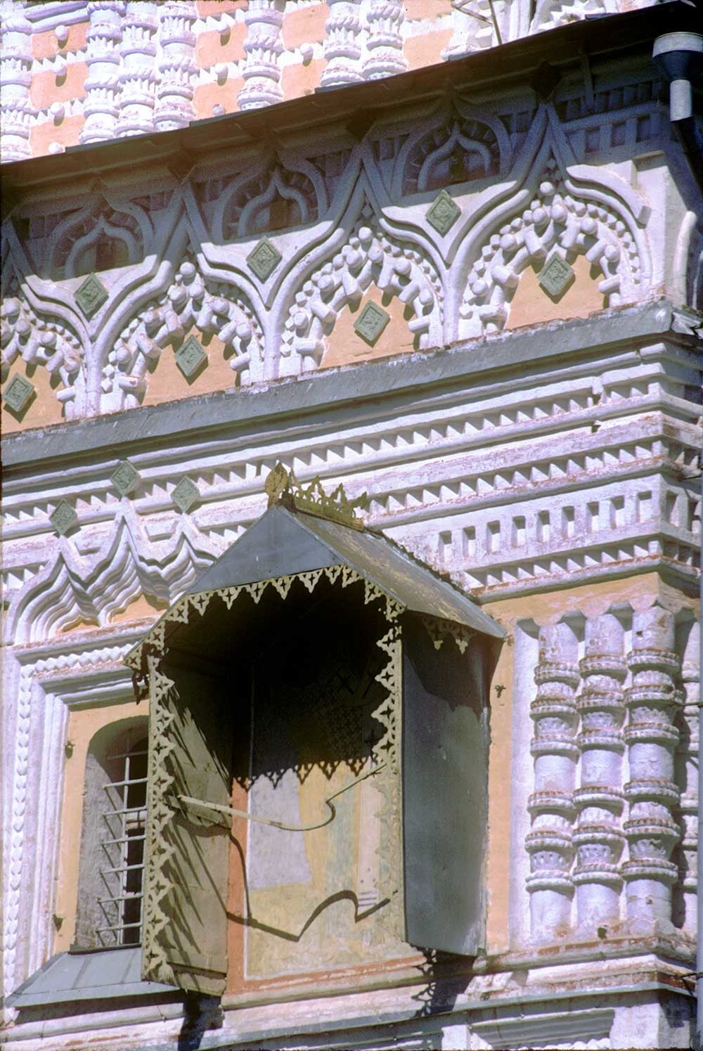 救世主復活大聖堂。南正面。聖ニコライ礼拝堂の装飾の細部が見える。1997年7月25日。