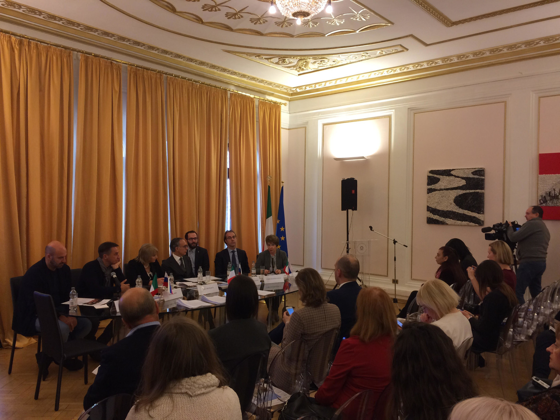 Un momento della conferenza stampa di presentazione organizzata nella sede dell'Ambasciata italiana a Mosca