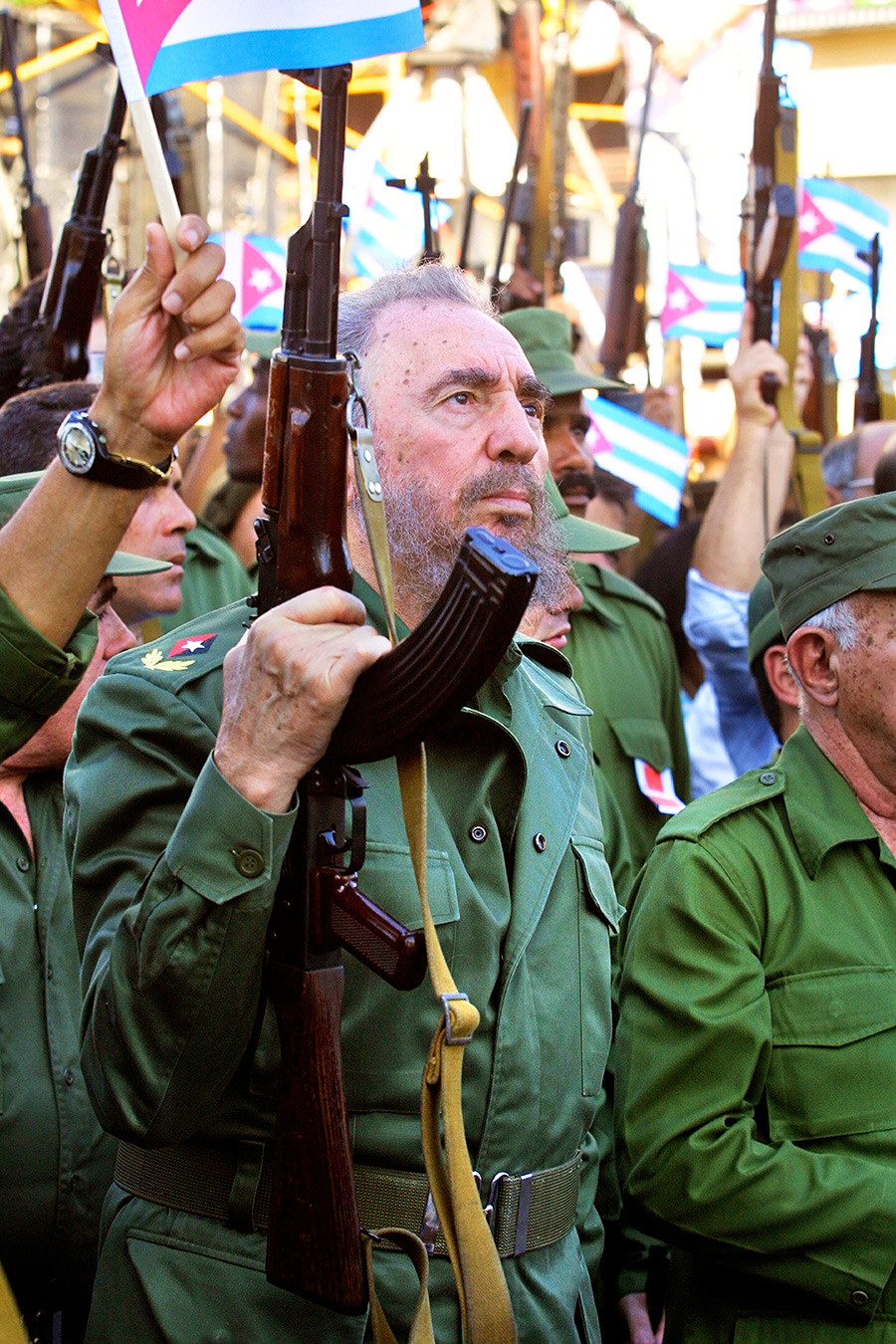Kubanski lider Fidel Castro s automatskom puškom AK-47 