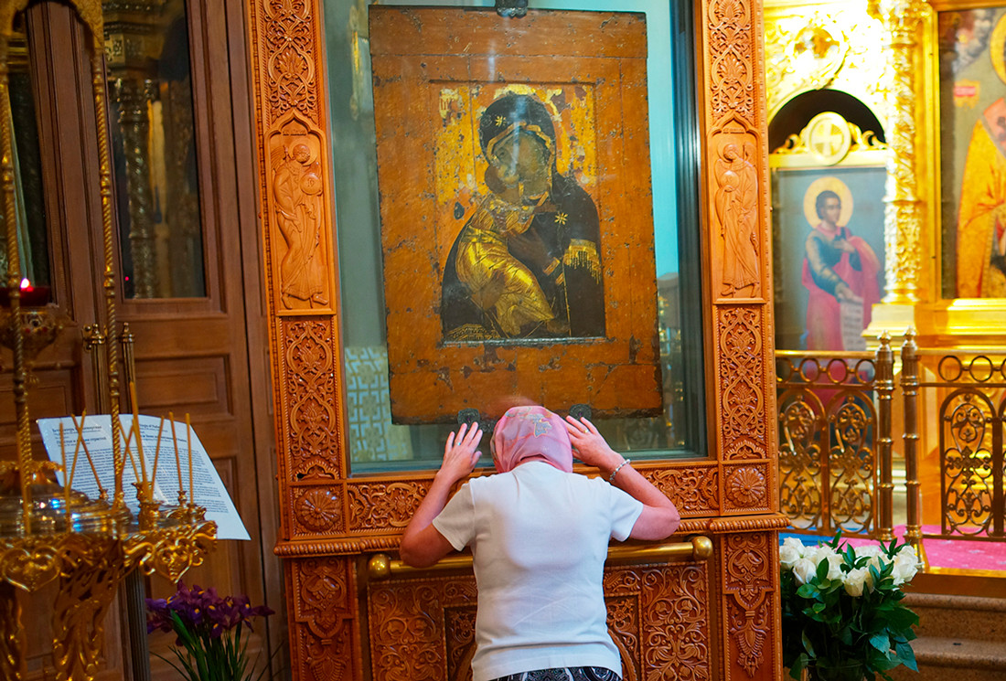 トルマチの聖ニコライ聖堂にあるイコン「ウラジーミルの聖母」と信者。