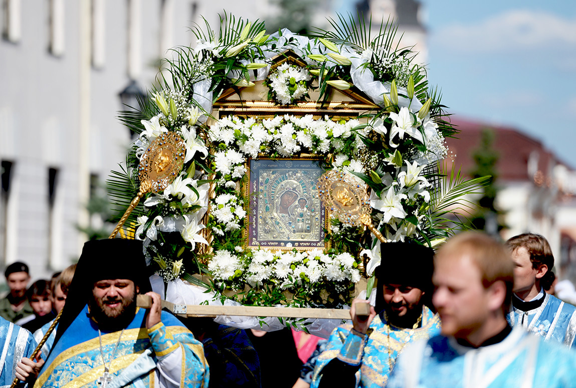 カザンにイコン「カザンの聖母」が運ばれたことを祝う聖なる儀式の参加者。