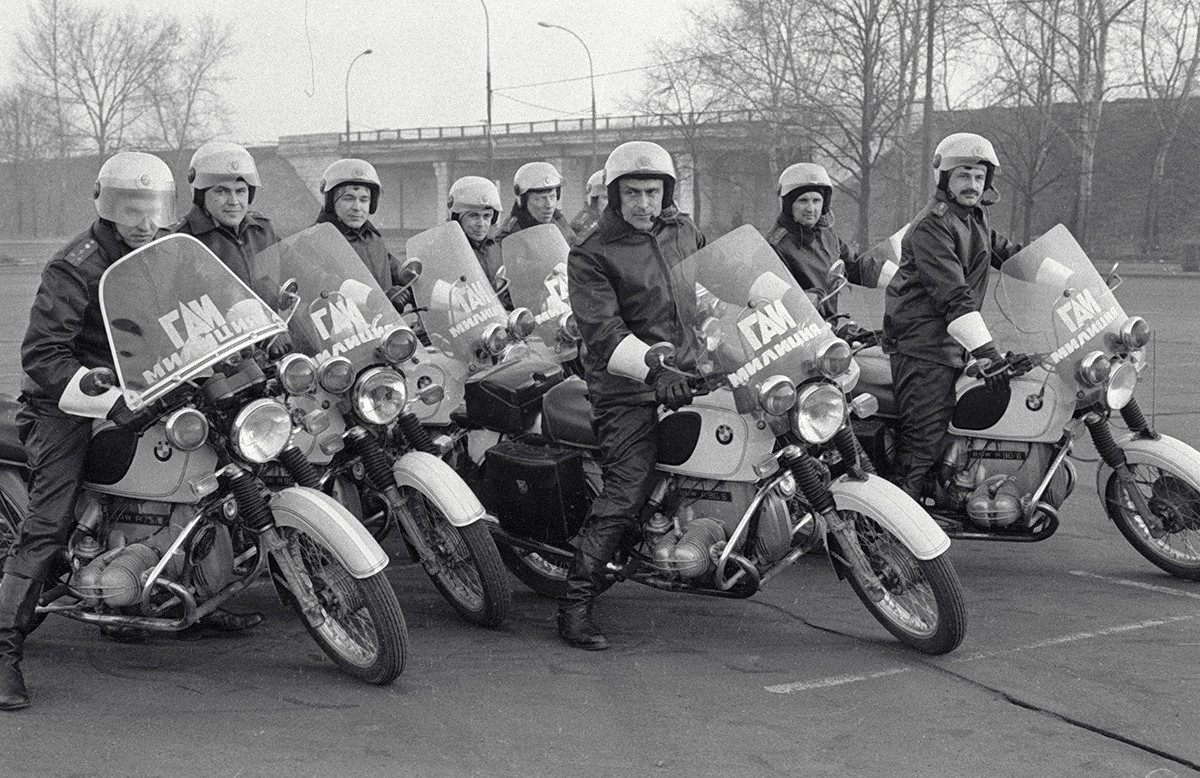 交通警察が新しいBMW のオートバイに乗っている。1988年。