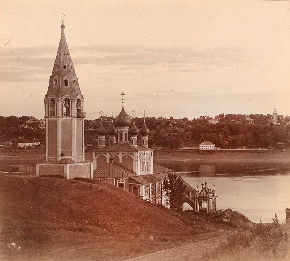 Campanile e Chiesa dell’Icona della Vergine di Kazan, vista nord-est. Sfondo: Borisoglebsk (riva destra del Volga) con campanile della cattedrale della Resurrezione. Estate 1910
