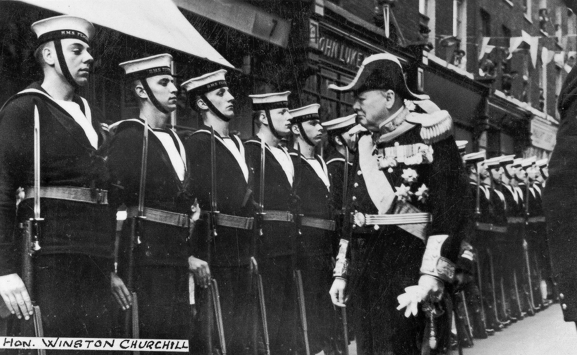 Winston Churchill verifica  marinheiros durante Primeira Guerra Mundial.