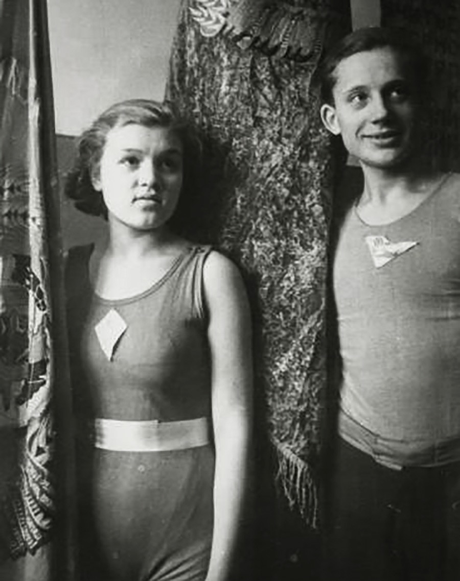 Jovens atletas nos primeiros anos de União Soviética. 