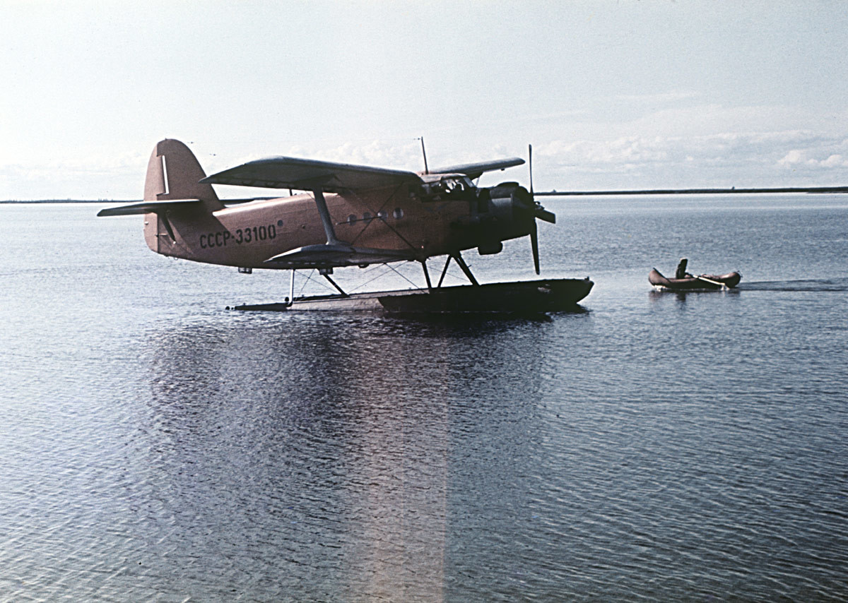 水上機An-2Bが地質学者のキャンプへ貨物を運ぶ。
