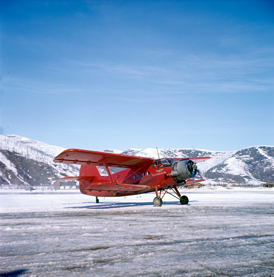 極北の達成しにくい場所へ食材や郵便物を配送するために使われているAn-2。