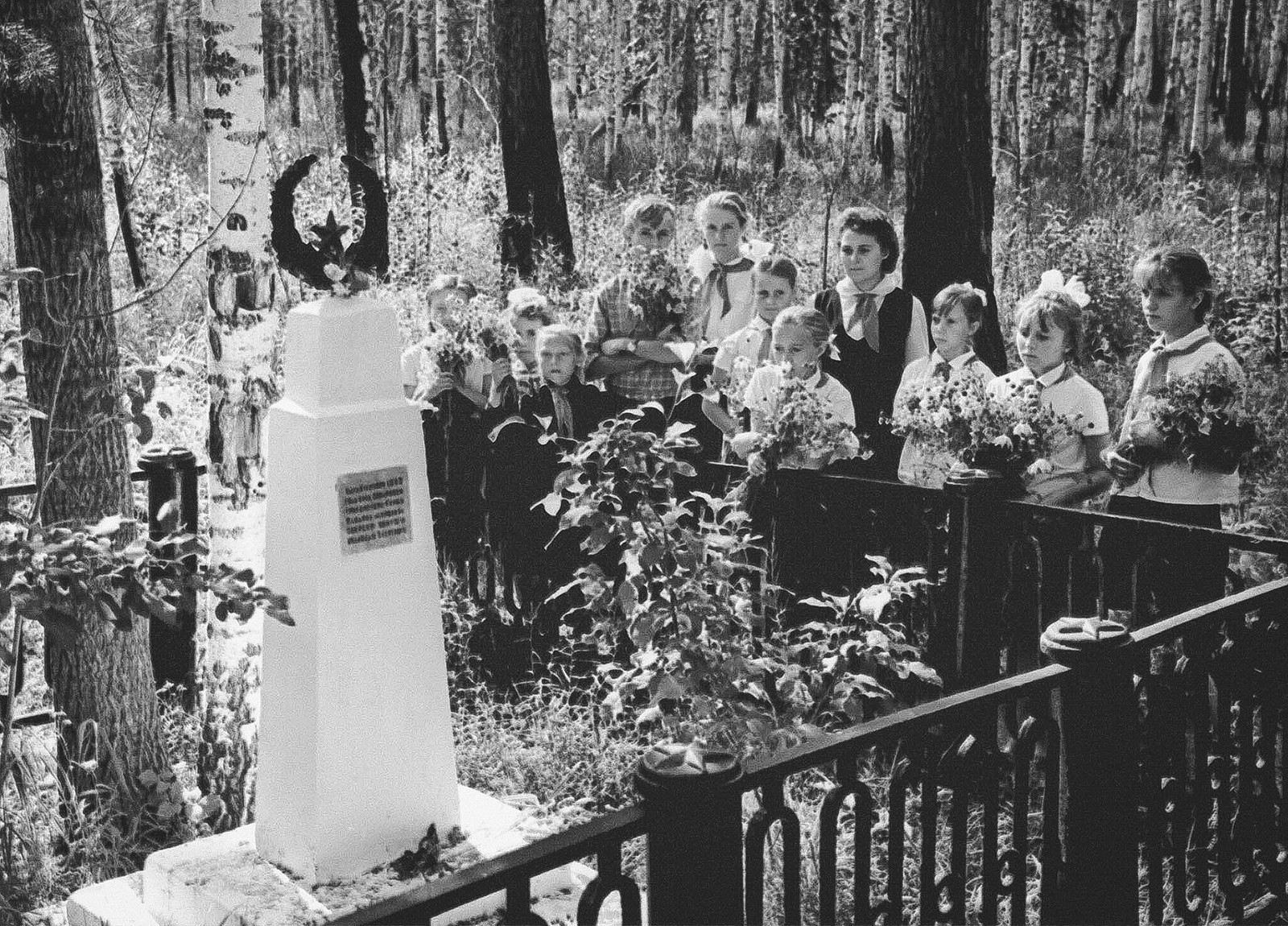 Alcuni giovani pionieri dell'Oblast di Tyumen visitano il luogo dove è stato rinvenuto il corpo di Pavlik Morozov