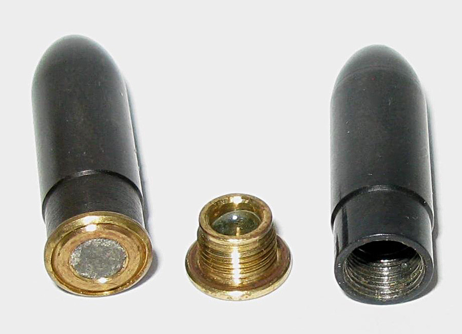 ゲラシメンコのケースレス弾薬。一本からカプセルが取り出されている。