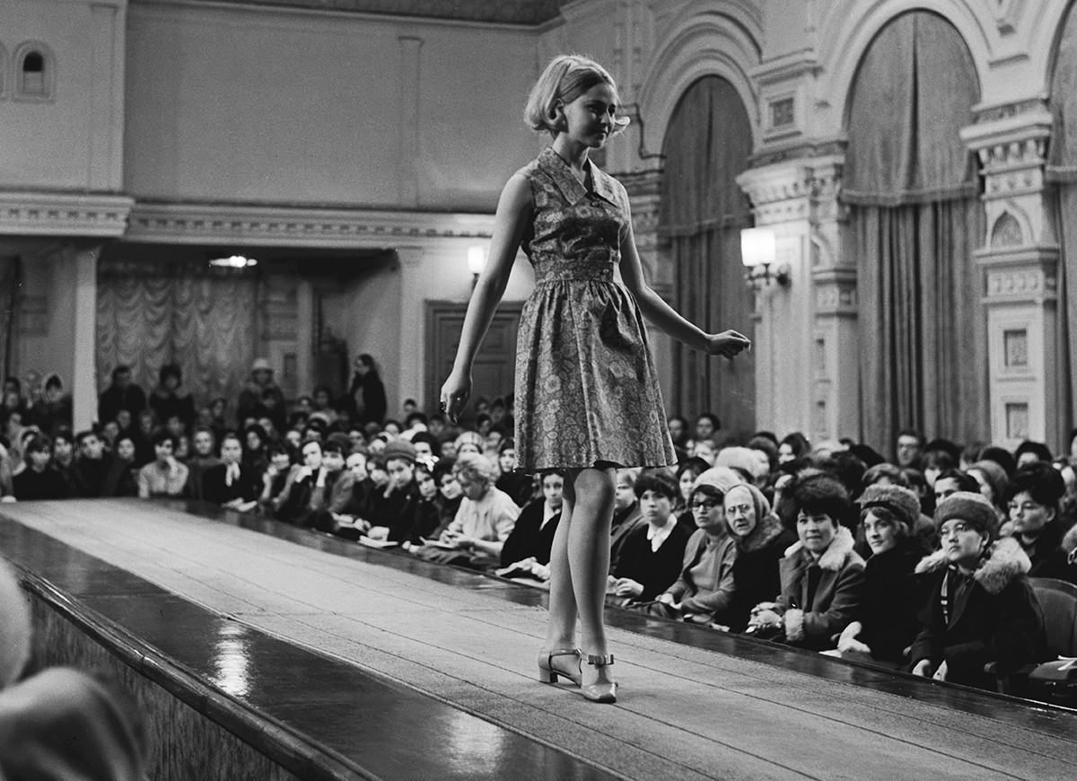 モデルがブルガリア産業会社のコットン・ドレスを紹介している。1969年3月28日。