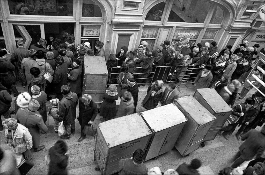 グム。テレビを買うために並んでいる人たち。1989年。