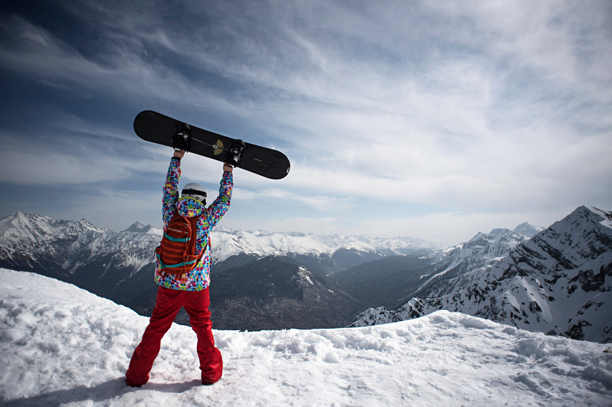 Seorang snowboarder di ketinggian 2320 mdpl di resor ski Rosa Khutor di Krasnaya Polyana.