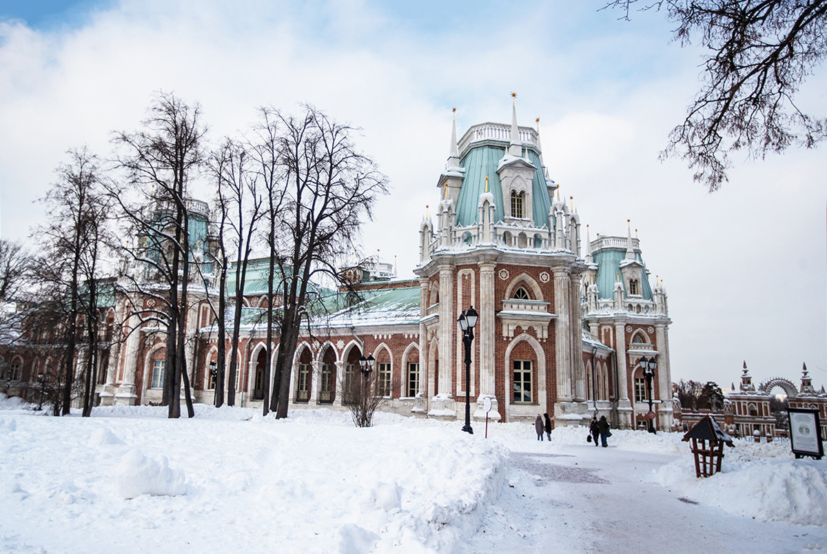 Pemandangan istana abad ke-18 yang dibangun kembali di Taman Tsaritsyno Moskow.