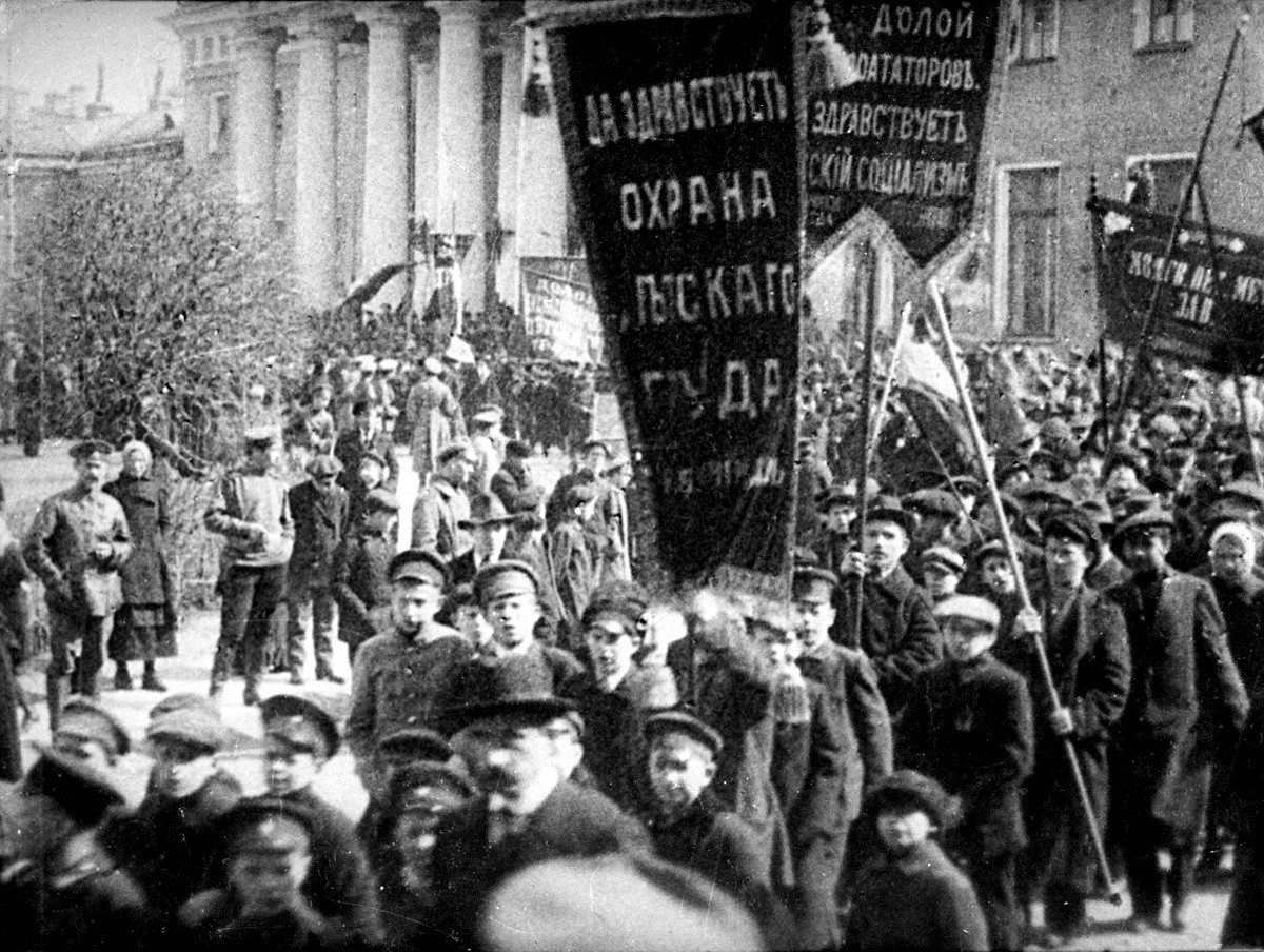 Protesto em Petrogrado (atual São Petersburgo), em 1917