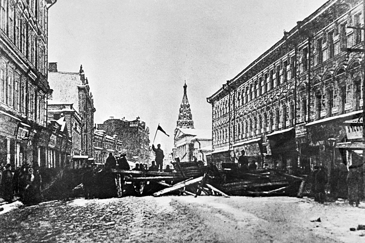 Barricadas na rua Arbat, em Moscou, durante Revolução de 1905