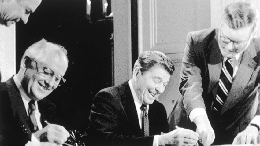 Горбачов и Реган потписују Споразум о ликвидацији балистичких ракета кратког и средњег домета. Вашингтон, 8. 12. 1987.