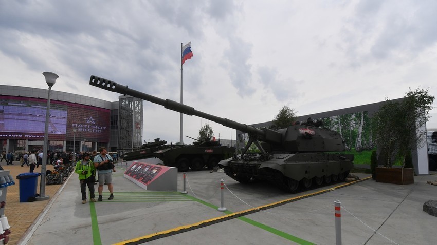21 август 2018, Русија, Московска област, Кубинка, Меѓународен военотехнички форум „Армија 2018“, центар „Патриот“. На сликата самоодна хаубица 2С35 „Коалиција-СВ“.