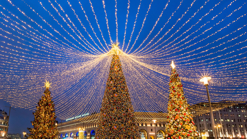 Pohon Natal di Lapangan Lubyanka di pusat kota Moskow.