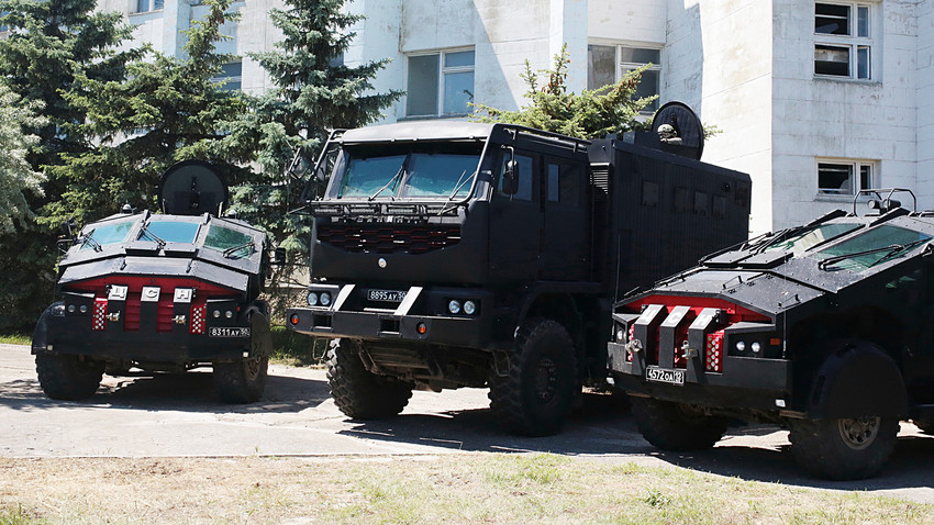ロシア連邦保安庁 FSBの装甲兵員輸送車「ファリカトゥス」と「タイフン」がエフパトリアで、テロ組織から人質を解放するというシナリオの訓練に参加している。
