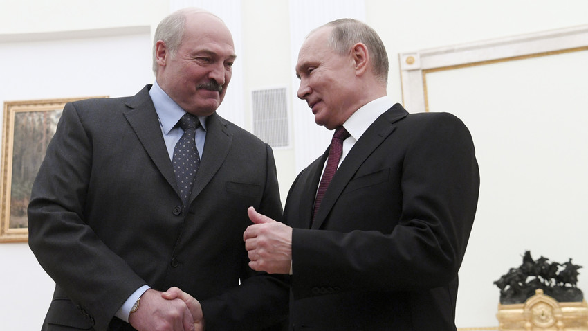 Presiden Rusia Vladimir Putin dan Presiden Belarus Alexander Lukashenko selama pertemuan di Kremlin, Moskow, Rusia, Sabtu, (29/12).