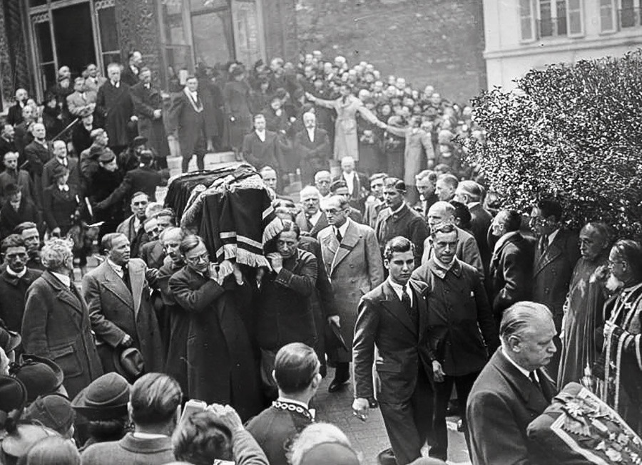 Pogreb Fjodorja Šaljapina leta 1938, krsto nosi Boris Šaljapin (levo, z očali)