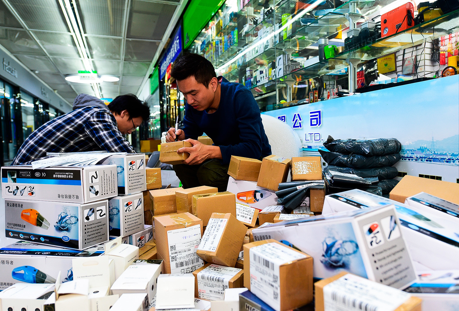電子取引会社の職員が中国の東部にある浙江省の義烏市で商品を包装する。