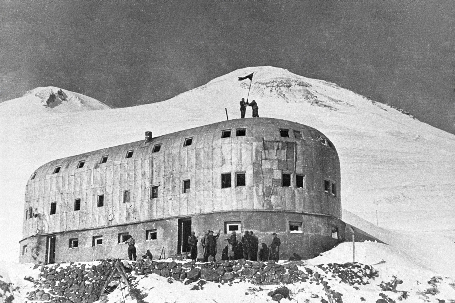 Војници постављају совјетску заставу на станици „Уточиште једанаесторице“ на планини Елбрус,  1943.
