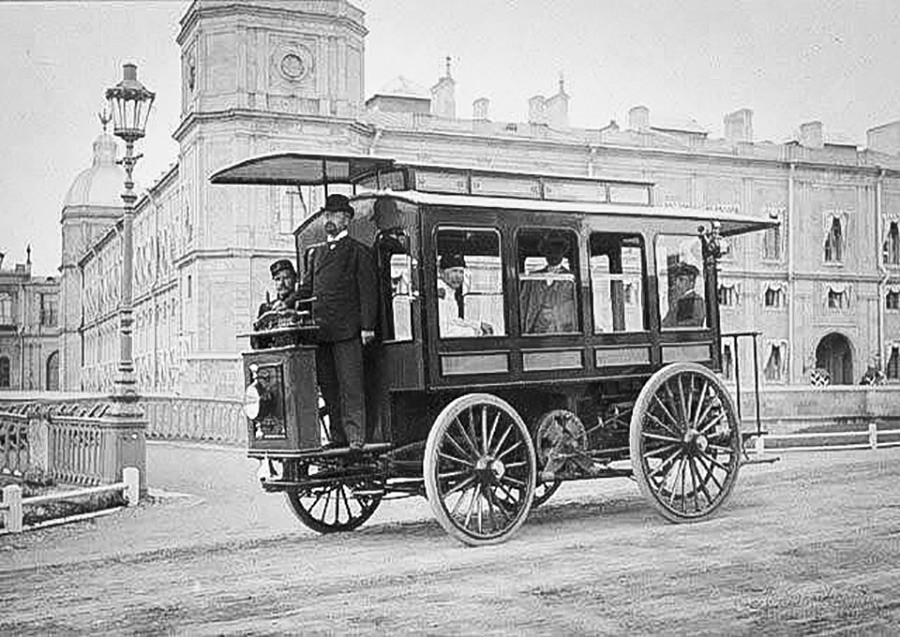 Der erste elektrische Omnibus von Ippolit Romanow in Gatschina