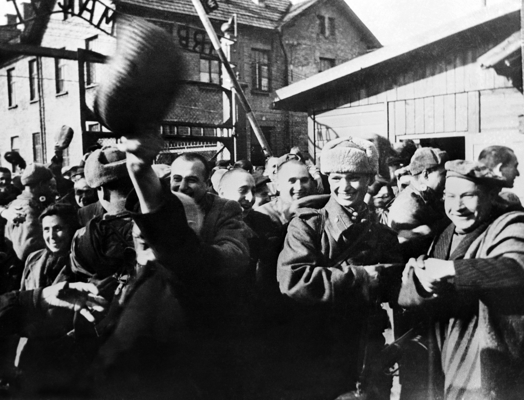 Совјетски војници ослобађају затворенике концентрационог логора Аушвиц.