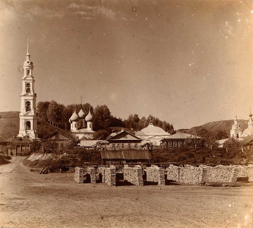 East view from Volga River. From left: Bell tower of St. George; Cathedral of Entry of Christ into Jerusalem; Dormition Cathedral; Church of Nativity of Christ. Summer 1910.