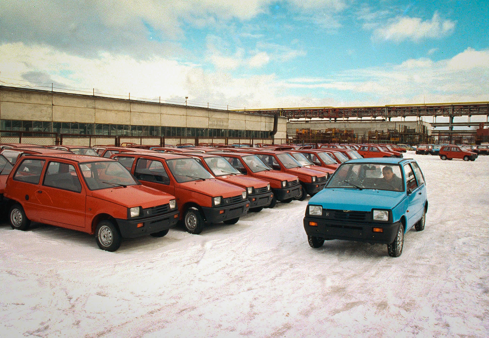 「小型自動車工場」株式会社の自動車。1998年。