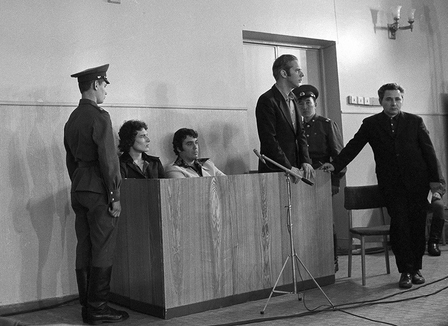 Tiga warga Amerika muncul di pengadilan di Moskow atas tuduhan penyelundupan obat terlarang, 24 Agustus 1976. Dari kiri: Dennis Burn, Paul Brawer, dan Gerald R. Amster.