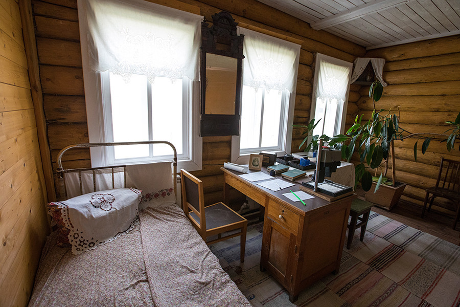 Imitacija hiše Matrjone Zaharove v Solženicinovem muzeju na srednji šoli v Mezinovskem