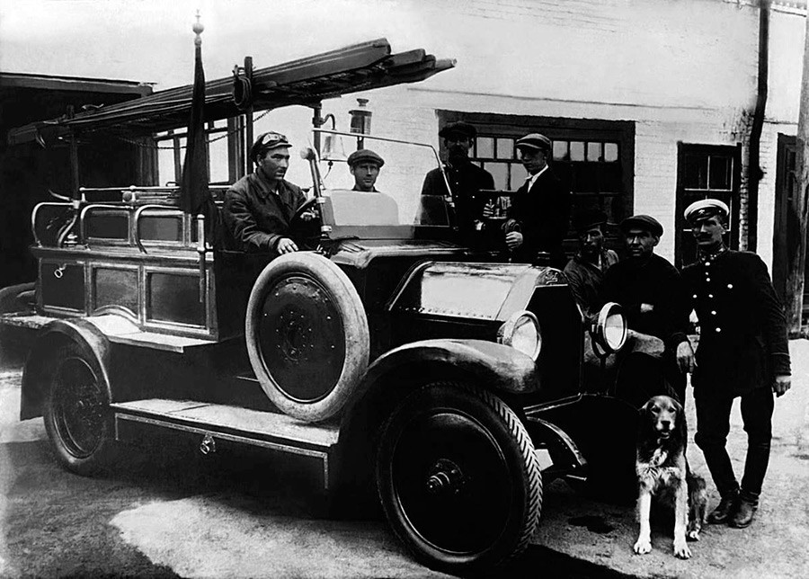 Primeiro carro de bombeiros montado por bombeiros voluntários com peças de automóveis importados. 