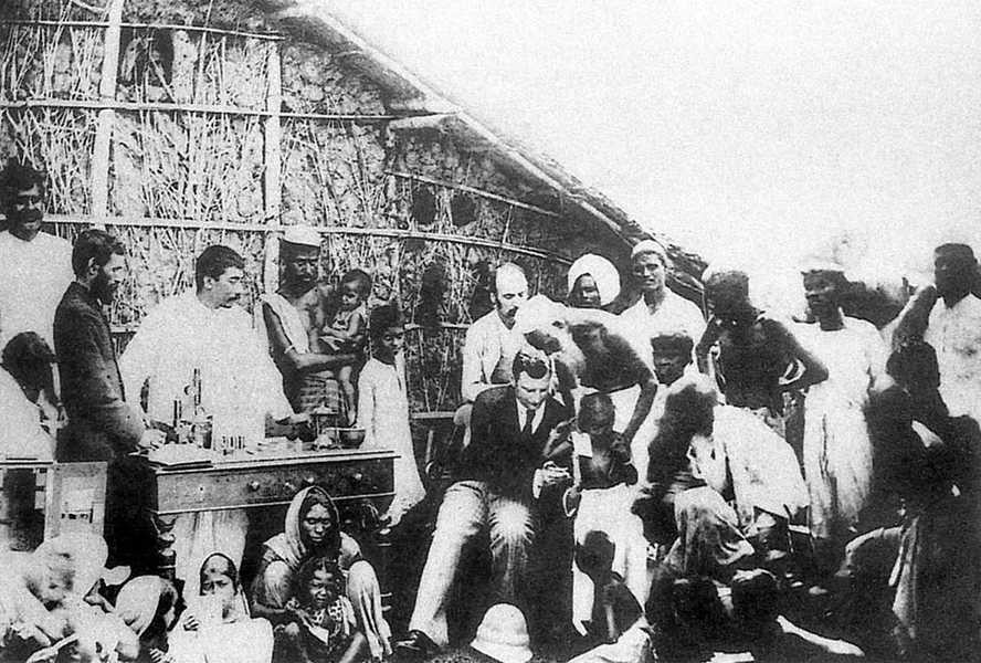ベンガル地方、1896年初。ウラジーミル・ハフキンが子供にコレラのワクチン接種を行なっている。