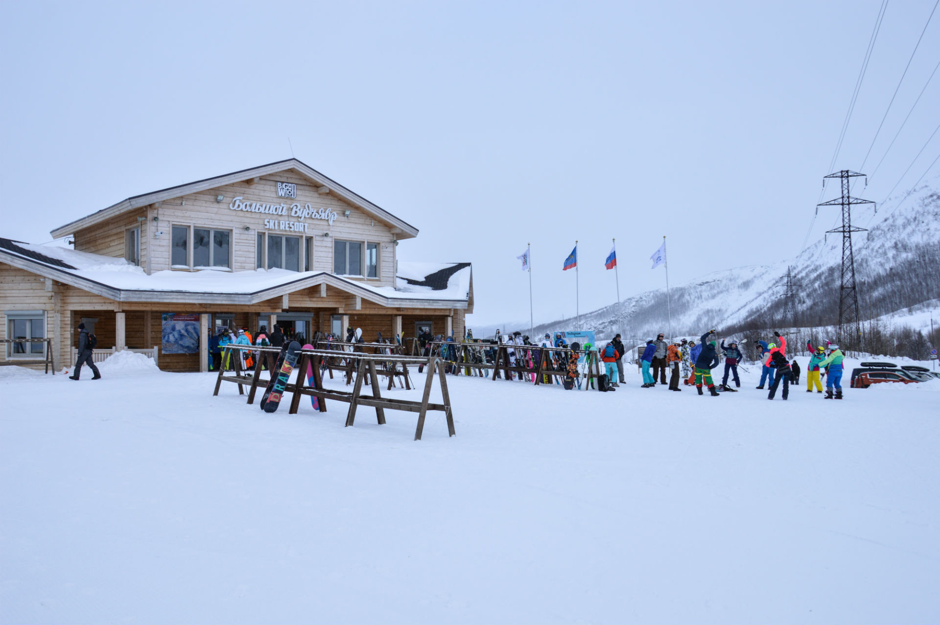 スキーヤーとスノーボーダーがこの新しいリゾートに集う。