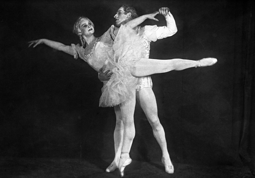 Maria Semionova faz a Princesa e Aleksêi Iermolaev, o Quebra-Nozes. Cena do balé no Teatro Estatal Acadêmico Bolshoi. Foto tirada em 1939. 