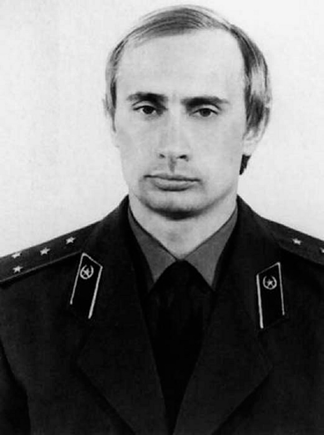 Младият Владимир Путин в униформа на КГБ