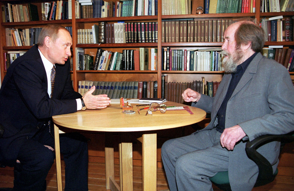 ウラジーミル・プーチン大統領がアレクサンドル・ソルジェニーツィンと話している。2000年9月20日。プーチンはモスクワ西部のトロイツェ＝ルイコヴォ地区にあった作家の住宅を訪れた。