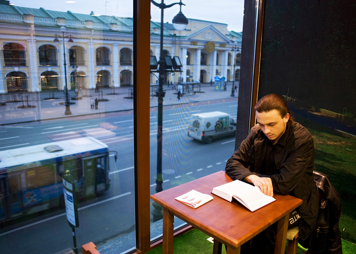 サンクトペテルブルクの本屋「ブクヴォイェド」の客。
