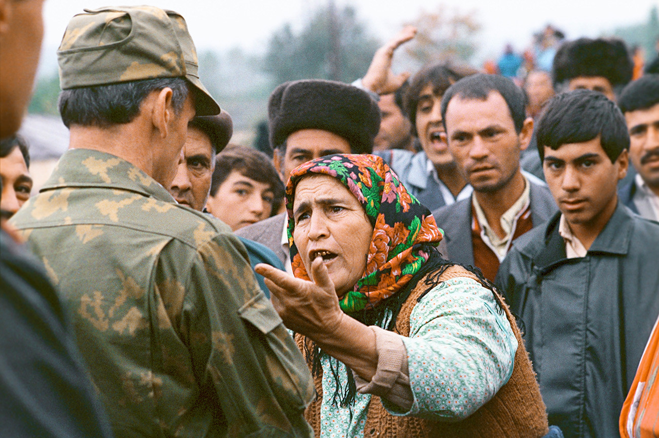 Житељи из Нагорно-Карабаха разговарају са војницима.