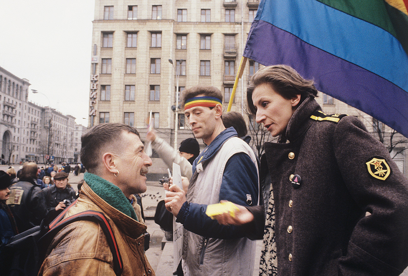 世界エイズデーにささげたリバタリアン党（1991年に性的少数者同盟によって設立された）のデモ。ロシアにおけるLGBT運動の活動家、エフゲニア・デブリャンスカヤ（右）。
